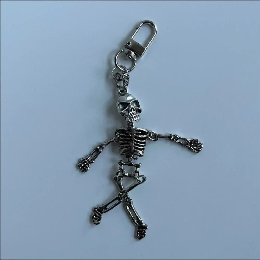 Y2K 2000s vintage skeleton grunge skull gothic silver keychain